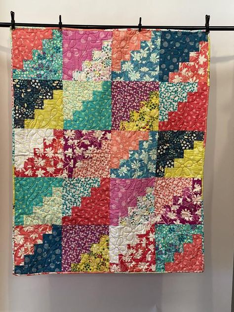 Scrappy Log Cabin Quilts, Thimbleberries Quilts, Scrappy Log Cabin, Etsy Patterns, Quick Quilts, Fun Quilts, Small Quilt Projects, Quilts Patchwork, Fun Quilt