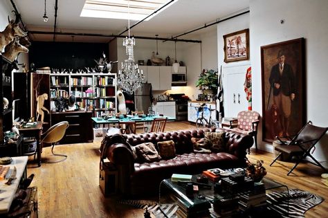 The Hovey sisters share a 1,400-square-foot Williamsburg loft. Hovey Design, Vintage Maximalism, Chesterfield Sofa Living Room, Chesterfield Bank, Brown Living Room, Nyc Apartment, Chesterfield Sofa, Apartment Inspiration, Eclectic Home