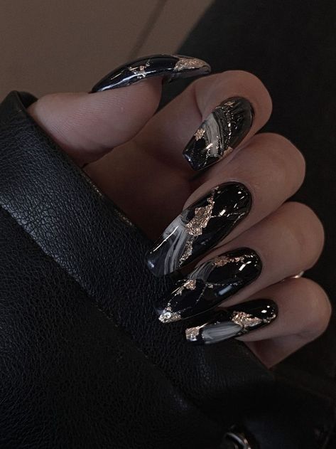 Marble Nails Acrylic Black, Black Nail Marble, Marble Nails Black And Gold, Black Marbled Nails, Black Nail Designs Marble, Marble Nails With Design, Marble Nails Inspiration, Black Chic Nails, Black Marble Nails With Gold