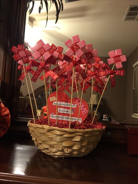 Starburst flowers.. Can't go wrong, A treat for him, the best bouquet of flowers for a man.... Or even a friend or child ... I used shish kebab sticks, lightly apply hot glue to ends of starburst to make them stick in form of flower. Get styrofoam to hold sticks in place. Place in side a basket, bucket, cup or vase. Stuff like Easter grass or tissue paper to cover styrofoam. Starburst Gift Ideas, Sucker Bouquet Diy, Starburst Bouquet, Diy Birthday Gifts For Boyfriend, Vday Diy, Starburst Flowers, Best Bouquet, Vday Crafts, Valentines Party Food