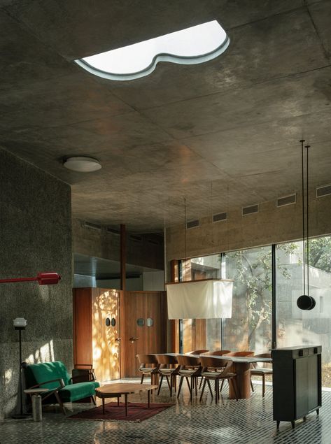 Ten beautiful brutalist interiors with a surprisingly welcoming feel Dark Wooden Furniture, Brutalist House, Brutalist Interior, Brutalist Buildings, Smooth Concrete, Design Atelier, Modernist Architects, Tropical Architecture, Modern Style Furniture