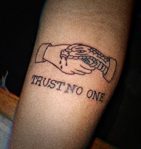 Tatuaje no confies en nadie Trust No One Tattoo Ideas, Tattoo Ideas For Men Back, Trust No One Tattoo, Tattoo Above Knee, Men Back, One Tattoo, Quotes Tattoos, Tattoo Ideas For Men, Classic Tattoo