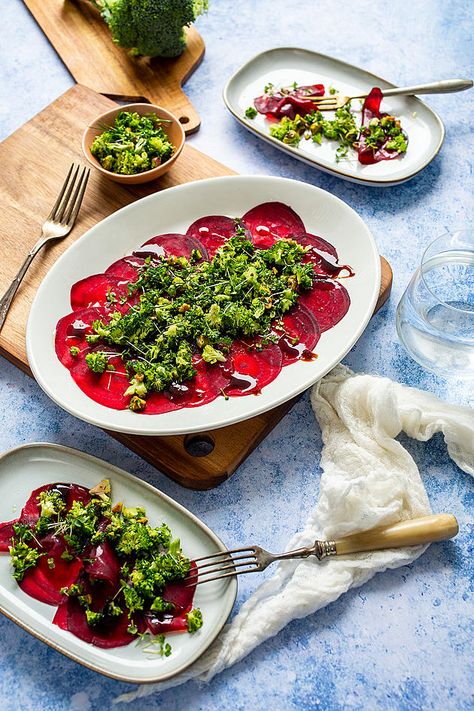 Beet Carpaccio, Carpaccio Recipe, Food Photography Cake, Wellness Plan, Beet Recipes, Vegetables Side Dishes, Menu Food, Vegan Parmesan, Dinner Guests