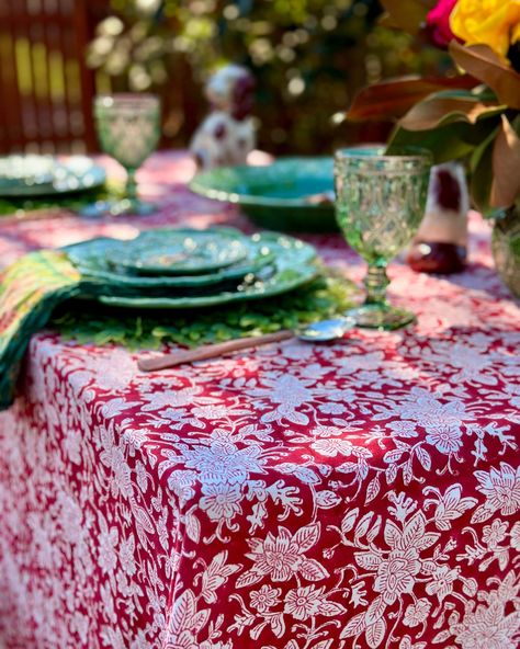 🌸 Summer Alfresco Bliss 🌸 Celebrate the joys of outdoor dining with this vibrant alfresco table designed by the very talented Ritz @decorbyseason Featuring the stunning Red Carmen tablecloth ❤️, this setting bursts with color and charm, making it perfect for any occasion. The intricate block printed patterns add a unique touch, complementing the lush outdoors. From casual brunches to elegant dinners, this tablecloth adds a touch of sophistication and joy to your summer gatherings.🌷🍽️ Ch... Elegant Dinners, Festive Table Setting, Flannel Flower, Green Tablecloth, White Tablecloth, Winter Parties, Red White Christmas, Christmas Tablecloth, Holiday Tablescapes