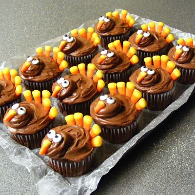 Turkey+Cupcakes+(Thanksgiving)+@keyingredient+#chocolate Thanksgiving Candy Crafts, Thanksgiving Sweets, Thanksgiving Chocolates, Thanksgiving Desserts Kids, Thanksgiving Baking, Turkey Cupcakes, Thanksgiving Candy, Turkey Cake, Thanksgiving Cupcakes