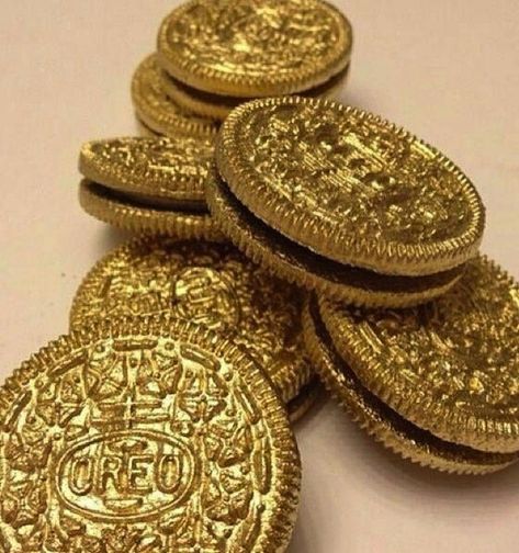 Gold Oreos, Kids Pirate Party, New Years Eve Dessert, Gold Everything, New Year's Eve Recipes, Happy New Years Eve, Edible Gold, Golden Birthday, Silvester Party