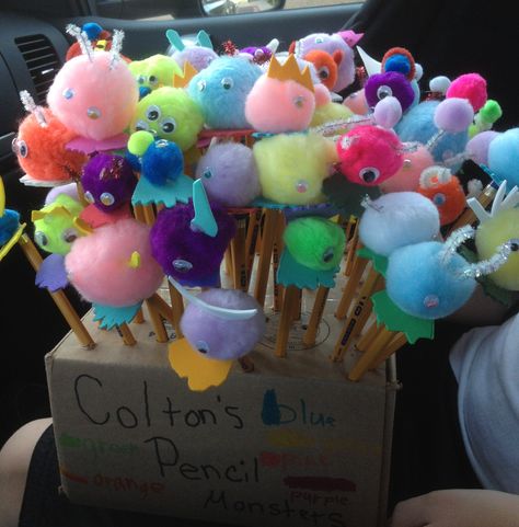 Pencil Monsters for Economics fair. Pencils, foam sheets, pom poms, pipe cleaners, googly eyes,hot glue and imagination. Eco Fair Ideas, Economics Fair Ideas, Market Day Ideas For School, Kids Crafts To Sell, 1st Grade Crafts, Market Day Ideas, School Fair, Kids Market, Fair Projects