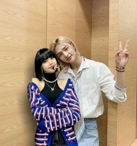 #hyunjin #lisa #hwanghyunjin #lisamanoban #skz #blackpink #straykids #bp #hyunjinstreet #lisastreet #hyunjinlisa #couple #hyunjinlisaship Zepeto Looks Ideas, Jennie Coachella, Bff Shirts, Kpop Couples, Strange Photos, Lisa Bp, Blackpink Funny, Miraculous Ladybug Funny, Skz In Cute