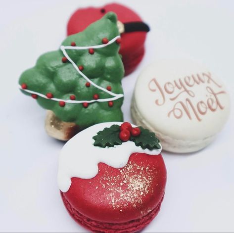 Macrons Decoration, Christmas Macarons Decoration, Xmas Macarons, Christmas Macaroons, Macarons Christmas, Christmas Macaron, Macaroons Christmas, Mini Christmas Cakes, Christmas Macarons