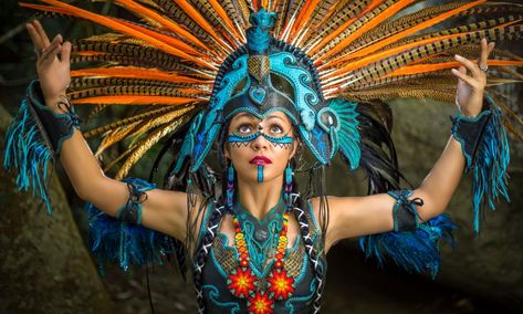 Todo lo que necesitas saber sobre los danzantes aztecas Aztec Warrior Princess, Stones Photography, Aztec Wall Art, Aztec Tattoo Designs, Latino Art, Stone Photography, Aztec Culture, Mayan Art, Aztec Tattoo