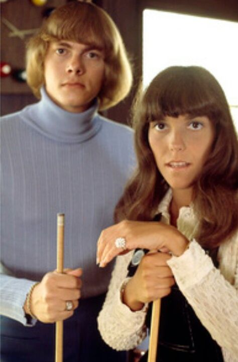 Karen and Richard Carpenter of Downey, CA playing a game of pool. Carpenters Band, Karen Richards, Richard Carpenter, Karen Carpenter, The Carpenters, 70s Aesthetic, Stevie Nicks, American Singers, Pop Star