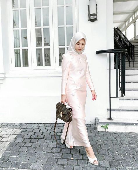 Bridesmaid Baju Kurung Ideas, Kenduri Outfit, Dress Melayu, Baju Kurung Moden Style, Bridesmaid Kebaya, Model Dress Kebaya, Dress Muslim Modern, Braidsmaid Dresses, Elegant Fashion Outfits