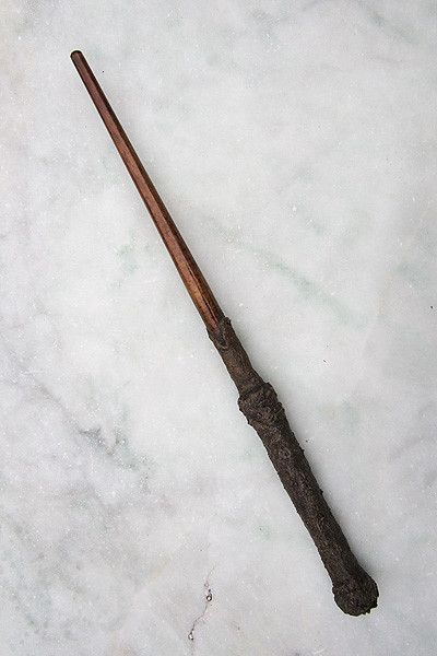 Harry Potter Stick, Wand Tutorial, Garrick Ollivander, Wand Diy, Dragon Heartstring, Harry Porter, Wooden Wand, Harry Potter Cosplay, Wizard Wand