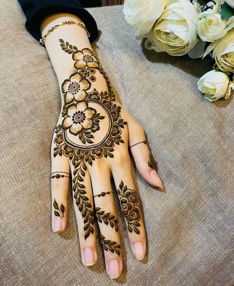 Simple mehndi designs, aesthetic mehndi designs, latest mehndi designs, mehndi designs for 2023 Mehndi Designs For Eid, Back Hand Mehndi Design, Henna Flower Designs, Henna Flower, Back Hand Mehndi, Tato Henna, Henna Hand, Hand Mehndi Design, Henna Tattoo Designs Hand