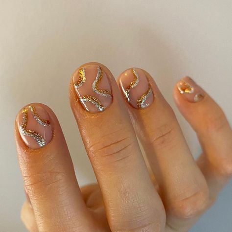 Squiggle Line Nails, Squiggly Line Nails, Squiggle Nail Art, Gold Swirl Nails, Squiggle Nails, Swirl Nails, Christmas Colours, S Nails, Lines On Nails