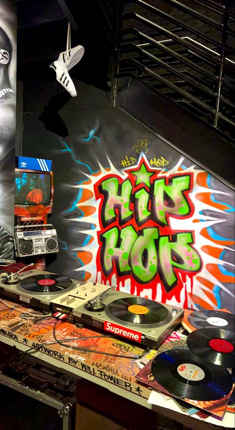 Hip Hop Vinyl Aesthetic, Hiphop Vinyl Aesthetic, Vintage Dj Booth, Behind Dj Booth Aesthetic, Supreme Aesthetic, 80s Dj Booth, Singer Life, Doctor Insta, Dj Decks