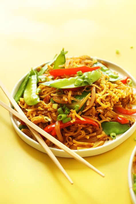 EASY Vegan Singapore Noodles! 10 ingredients, simple ingredients, SO flavorful! #vegan #glutenfree #noodles #recipe #healthy #dinner #minimalistbaker Singapore Noodles Recipe, Tofu Chili, Mei Fun, Recipe Healthy Dinner, Singapore Noodles, Extra Protein, Minimalist Baker, Savory Tart, Baked Tofu