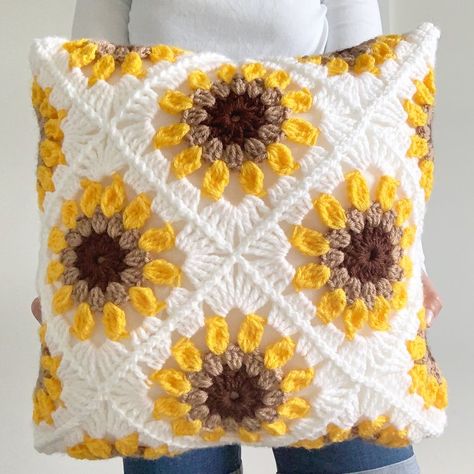 Nautikrall Crochet, Crochet Cluster Stitch, Sunburst Granny Square, Cushion Cover Pattern, Sunflower Pillow, Crochet Cushion, Crochet Pillow Cover, Crochet Cushion Cover, Crochet Pillows