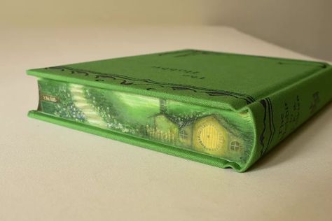 ⏩ Swipe to see all the painted edges 🖌️ 🍃 The Hobbit Fore-edge book painting Decorate Book, Book Wings, Hobbit Book, Book Edges, Book Painting, Hobbit Hole, Multimedia Artist, Follow My Page, Painted Books