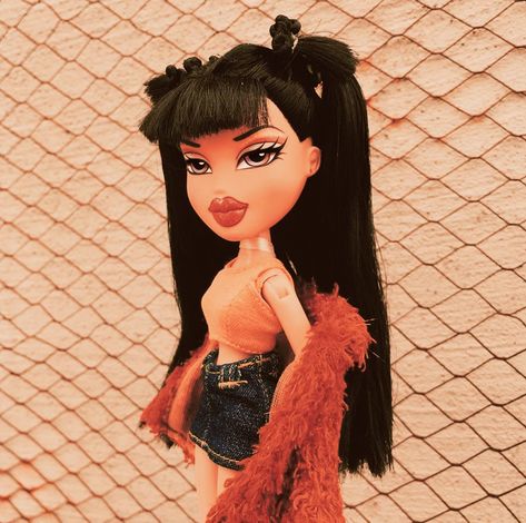 Jade Bratz Hairstyles, Bratz Jade Aesthetic, Bratz Characters, Bratz Doll Makeup, Extravagant Wedding Dresses, Black Bratz Doll, Bratz Girls, Extravagant Wedding, Early 2000s Fashion