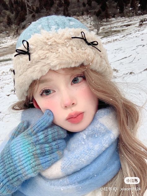 Natural Makeup Blue, Cute Natural Makeup, Im Cold Makeup, Cold Makeup Look, Aesthetic Scarf, Chinese Douyin, Cold Makeup, Crochet Succulent, Cold Girl