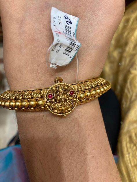 Nakshi Bangles Gold, Pacheli Bangle, Gold Bangle Watch, Ruby Jewelry Necklaces, Fashion Jewelry Necklaces Gold, Kada Bangles, Gold Kada, 22 Carat Gold Jewellery, Bangle Design