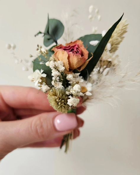 LIFE AS A DRIED FLOWER FLORIST 💐🥰💕 SWIPE TO SEE MY WEEK IN PHOTOS 👀➡️💐 1. Custom burnt orange themed arch arrangements 2. Boho centrepeice 3. Selfie with a custom gypsophila crown 4. Foliage headband 5. Admin evenings 6. Custom buttonholes 7. Etsy orders 8. Wedding fair prep It's been a very busy start to the wedding season this week, ekkk very excited! 🙌💍💐 _ #driedflowerlove #floristlife #weddingseason #wedding #2024weddings #weddinginspo #weddingflowers #floralpower #florals #ever... Gypsophila Crown, Eco Flowers, Everlasting Flowers, Forever Flowers, Wedding Fair, Very Busy, Everlasting Love, Very Excited, Dried Flower