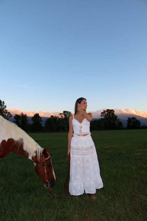 Kita Liss. Sunset in the mountain. Horse back riding. Horse photoshoot. American paint horse. Boho Horse Photoshoot, Photo With Horse Ideas, Vaquera Photoshoot, Pics With Horses, Barn Photoshoot Ideas, Prewedding Bali, Horse Photoshoot Ideas, Country Photoshoot, Horse Poses