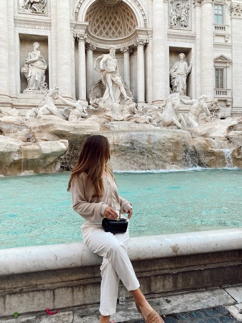 Girl posing at the Trevi fountain in Rome Rome Evening Outfit, Rome Dinner Outfit, Italy Outfits Fall Street Styles, Spring In Rome Outfits, Rome Winter Fashion, Rome Italy Outfits Fall, Italy Holiday Outfits, Trevi Fountain Outfit, Spring Italy Outfits