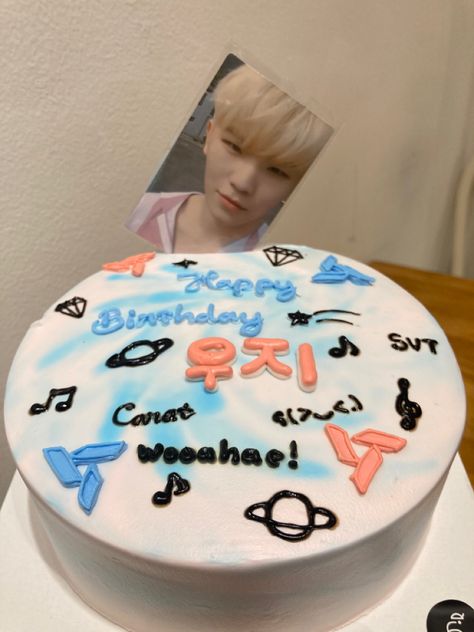 I designed a birthday cake for Woozi and the bakery didnt disapoint me Seventeen Cake Design, Birthday Cake Inspiration Aesthetic, Seventeen Cake Birthday Kpop, Woozi Birthday, Seventeen Birthday Cake, Kpop Cake, Seventeenth Birthday, Eighteenth Birthday, 18th Birthday Cake