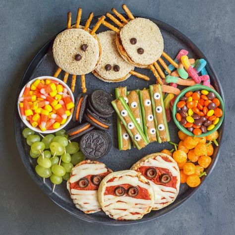 Halloween Snack Board, Kid Friendly Appetizers, Menu Halloween, Halloween Charcuterie Board, Halloween Charcuterie, Recetas Halloween, Bolo Halloween, Fest Mad, Food Halloween