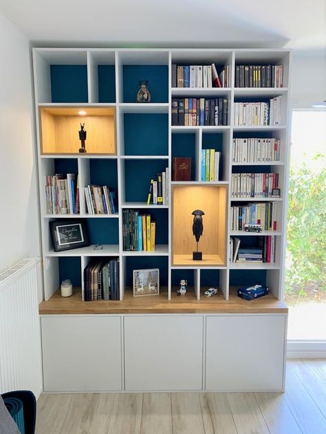 Un magnifique meuble blanc et bois avec une partie haute bibliothèque et une partie basse de rangements. Notre client a rajouté des éclairages pour un rendu moderne et épuré 😍 Built In Shelves Living Room, Kitchen Interior Design Decor, Desk Areas, Home Salon, Built In Shelves, Display Cabinet, Display Shelves, Interior Design Kitchen, Kitchen Interior