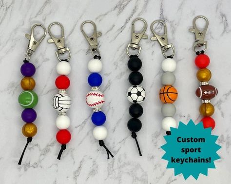 Trendy Keychains, Silicone Bead Keychain, Cheerleader Gifts, Cheer Captain, Football Diy, Beadable Pens, Bracelet Organizer, Keychain Craft, Bead Keychain