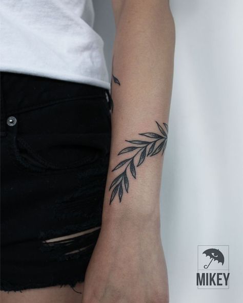 Tattoo Fern, Tattoo Leaves, Blatt Tattoos, Olive Branch Tattoo, Leaves Tattoo, Fern Tattoo, Leaf Tattoo, Armband Tattoos, Matching Sister Tattoos