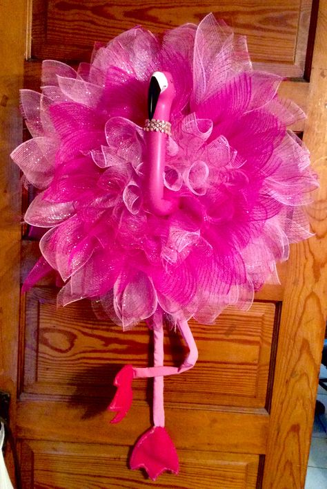 Pink Flamingo Wreath Deco Mesh, Flamingo Door Decoration, Flamingo Wreaths For Front Door, Flamingo Crafts For Adults, Flamingo Diy Crafts, Flamingo Wreath Ideas, Flamingo Pumpkin, Flamingo Crafts, Flamingo Decorations