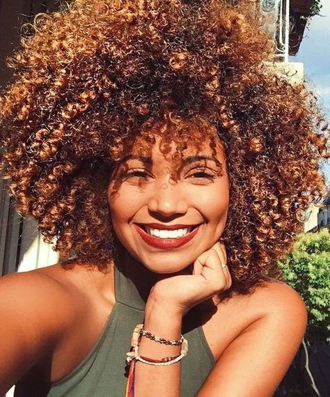 Cheveux afros, cheveux crépus...quelle coloration utiliser ? - Magazine Avantages Blonde Natural Hair, Cabello Afro Natural, Beautiful Natural Hair, Pelo Afro, Natural Hair Inspiration, Hair Crush, Natural Hair Journey, Honey Blonde, Natural Curls