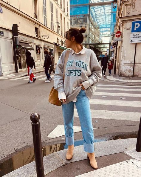 How To Style Oversize Sweatshirt, Oversized Sweatshirt And Jeans Outfit, How To Wear Sweatshirts With Jeans, Large Sweatshirt Outfit, Graphic Crewneck Sweatshirt Outfit, Oversized Graphic Sweatshirt Outfit, Styling Oversized Sweatshirts, Oversized Sweatshirt Outfit Jeans, How To Style An Oversized Sweatshirt