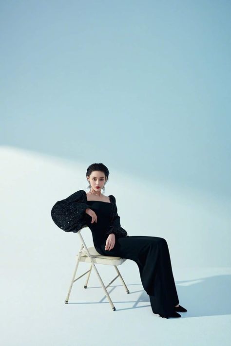 Photoshoot Poses Studio, Studio Fashion Shoot, Zhang Xinyu, Fashion Profile, Vogue Photoshoot, Fashion Model Poses, Studio Photography Poses, Creative Shot, Chinese Fashion