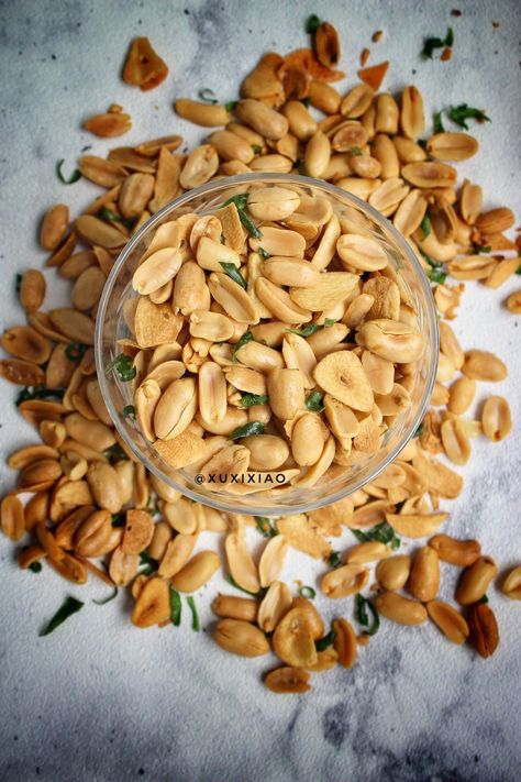 Kacang bawang ( garlic peanuts ) Sweet Cookies, Indian Snack Recipes, Indonesian Food, Peanut, Garlic, Snack Recipes, Food And Drink, Stuffed Mushrooms, Snacks