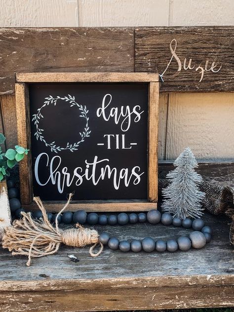 Countdown To Christmas Sign, Chalkboard Countdown, Chalkboard Sayings, Christmas Tree Game, Chalkboard Crafts, Christmas Chalkboard Art, Chalkboard Holiday, Budget Christmas, Christmas Signs Diy