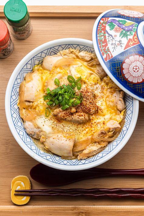 Oyakodon (Japanese Chicken and Egg Rice Bowl) 親子丼 - Okonomi Kitchen Japanese Breakfast Rice Bowl, Chicken And Egg Rice Bowl, Donburi Recipe, Egg Rice Bowl, Okonomi Kitchen, Egg Rice, Japanese Breakfast, Dashi Broth, Japanese Chicken