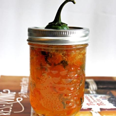 Pepper Jelly with Agave and Stevia - Pomona's Universal Pectin - Sugar Free No Preservatives Jalapeno Jelly Recipes, Habanero Jelly, Pectin Recipes, Pepper Jam, Pepper Jelly Recipes, Jalapeno Jelly, Hot Pepper Jelly, Jelly Recipe, Pepper Jelly