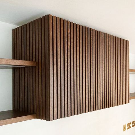 Wooden Extractor Hood, Slat Wood Island, Wood Slat Range Hood, Unique Range Hood, Range Hood With Shelf, Cooker Hood Ideas Modern, Wooden Range Hood Ideas, Modern Range Hood Ideas, Cooker Hood Ideas