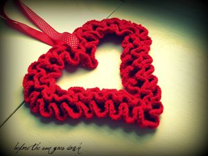 Crochet Wreath Pattern, Crochet Wreath, Crochet Ruffle, Valentines Crochet, Holiday Crochet, Heart Wreath, Crochet Motifs, Valentine Wreath, Crochet Heart