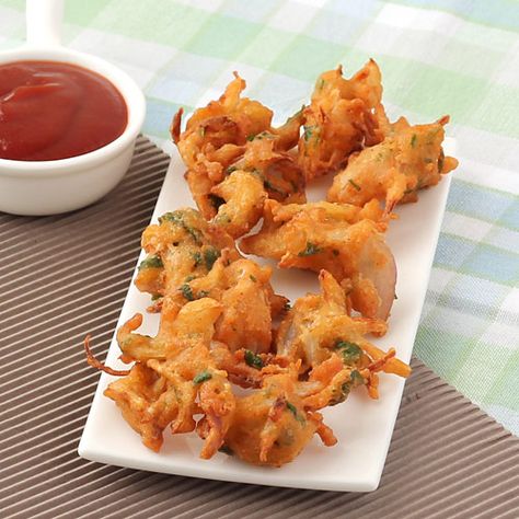 Instant Onion Pakoda - A perfect Indian style crispy pakora to serve with tea as evening snack especially during monsoon days. Pakode With Tea, Pakode Recipe, Onion Pakoda, Onion Fritters, Masala Tea, Fritter Recipes, Crispy Onions, Evening Snacks, Indian Snacks