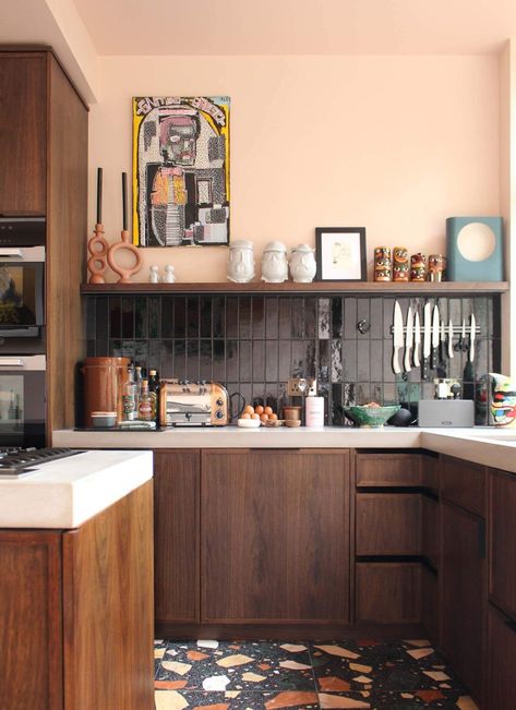 Black Backsplash Kitchen Wood Cabinets, Kitchen Terrazzo, Dark Backsplash, Terrazzo Kitchen, Modern Kitchen Flooring, Best Flooring For Kitchen, Rome Apartment, Warm Kitchen, Neutral Kitchen