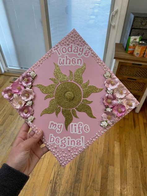 Spiritual Graduation Caps, Princess Graduation Cap, Rapunzel Grad Cap, Graduation Cap Designs Pink, Graduation Sash Ideas, Tangled Graduation Cap, Aesthetic Graduation Party, Senior Box Ideas, Caps Ideas