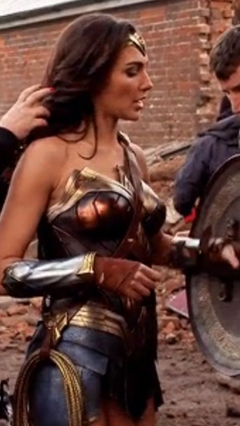 WW Gal Gadot Outfits, Gal Gabot, Justice League Wonder Woman, Gal Gadot Wonder Woman, Wonder Woman Costume, Female Hero, Kawaii Cosplay, Spiderman Homecoming, Gal Gadot