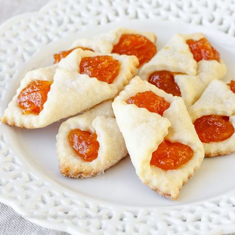 Traditional Hungarian Apricot Kolaches | My Hungarian husband's favorite Christmas Cookie recipe! He says they taste just like his grandma used to make! Kiffles Recipe, Hungarian Christmas, Hungarian Cookies, Cookie Exchange Recipes, Soft Sugar Cookies, Hungarian Recipes, Xmas Cookies, Cannoli, Croquettes