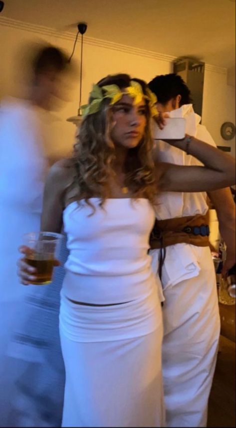 Cute Toga Party Outfit, Halloween Costumes Hot Female, Greek God Costume, White Halloween Costumes, Toga Party, Cute Group Halloween Costumes, Hallowen Ideas, Pretty Halloween Costumes, Couples Halloween Outfits